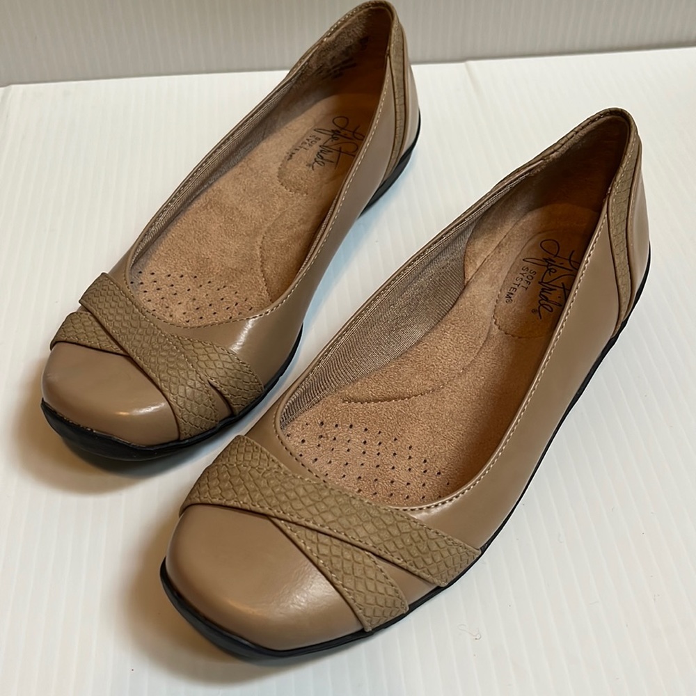 Tan LifeStride soft system flat shoe for women. Size 6M